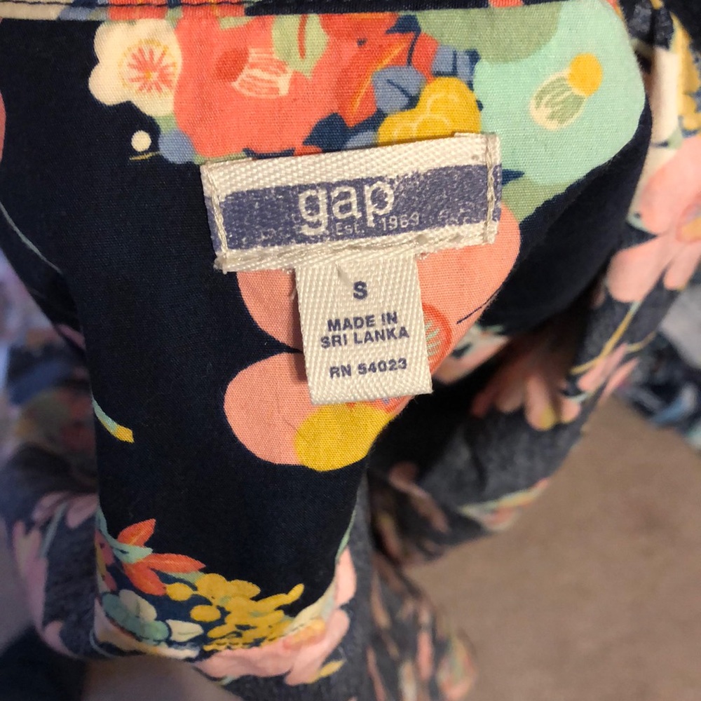 3/20 Gap• Pearl Snap Floral Button Down - Picture 4 of 4
